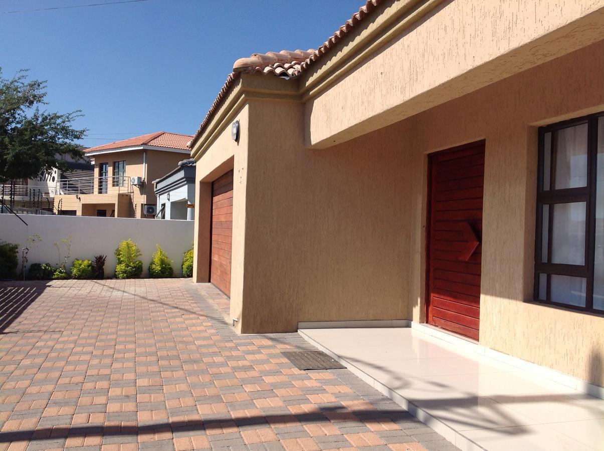 Sapphire Court Bed and Breakfast Gaborone Esterno foto